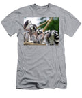Lemurs Close Up Flees Photos T-Shirt